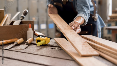 Foto Carpenter working with equipment on wooden table in carpentry shop
