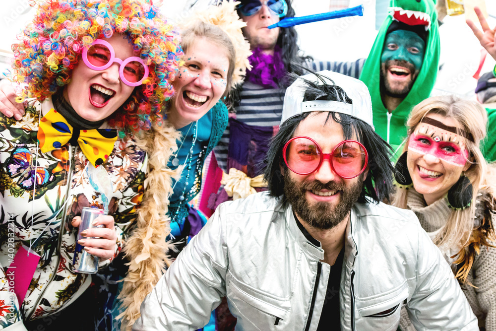 Fototapeta premium Happy friends celebrating a carnival party