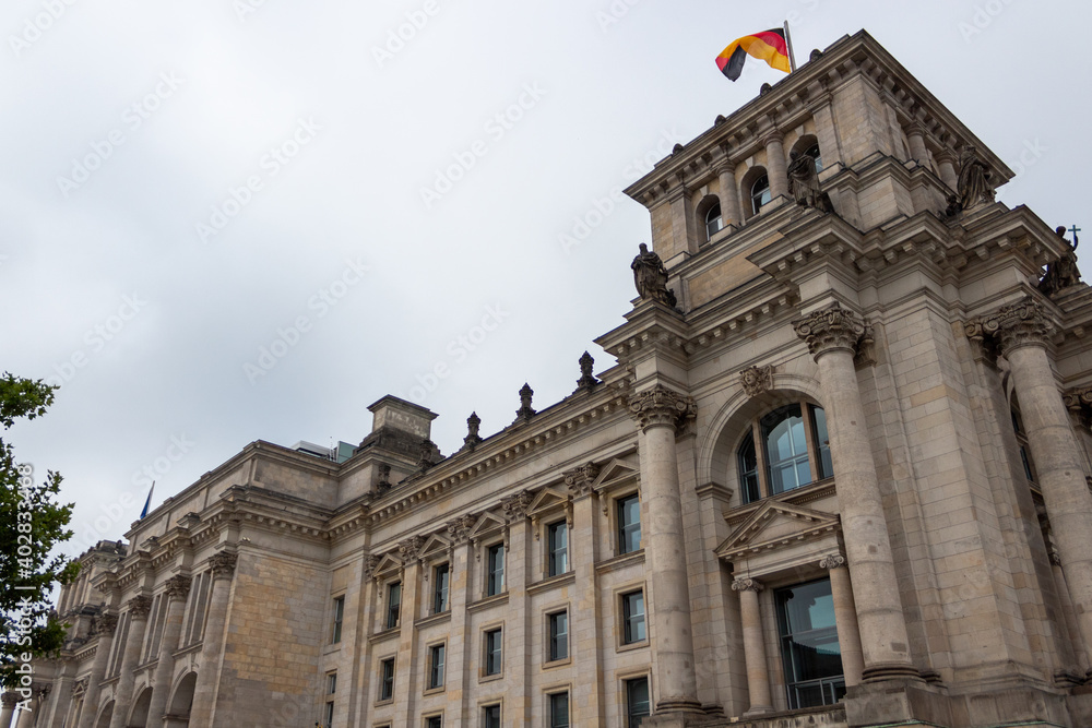 Obraz premium Berlin - Reichstag viewed from Spree river surface