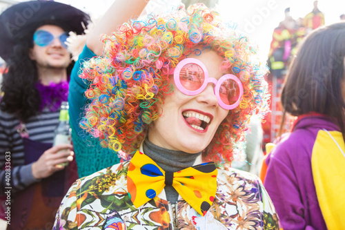 Frau in einem Karnaval kostüm feiert mit freunden in Köln Faschingsfest