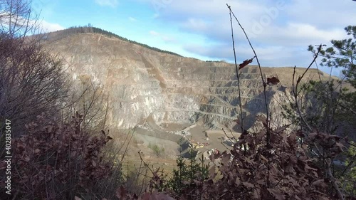 Yacimiento minero a cielo abierto, extracción de materias primas de la montaña.  escaleras en la montaña  photo