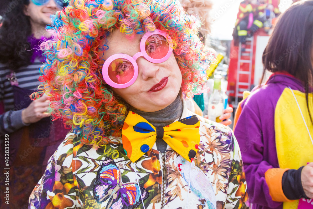 Frau in einem Karnaval kostüm feiert mit freunden in Köln Faschingsfest