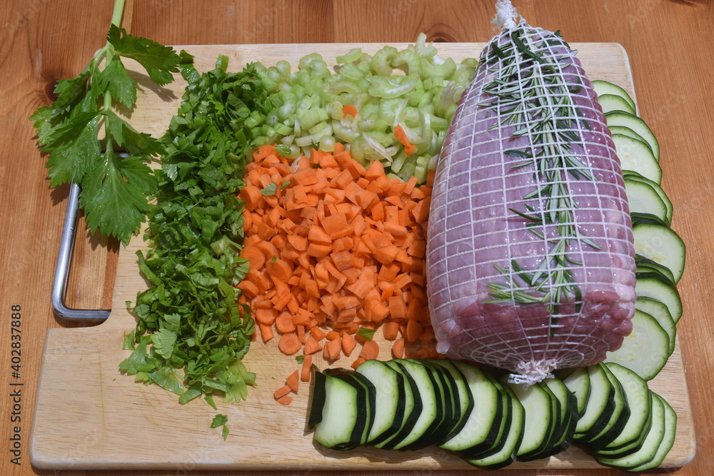 Il lacerto di spalla di bovino è un taglio magro, detto anche “falso filetto”. Il taglio di carne di bovino ideale per bolliti e spezzatini.