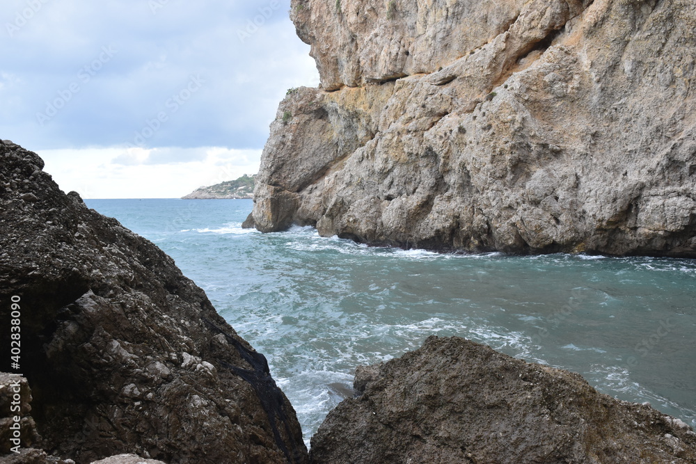 Scorcio della scogliera di San Cataldo,comune di Terrasini, Palermo, Per molti conosciuta come