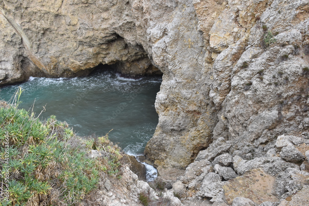Grotta delle colombe,  comune di Terrasini Palermo, Scorcio della scogliera  di San Cataldo (Terrasini) Per molti conosciuta come 