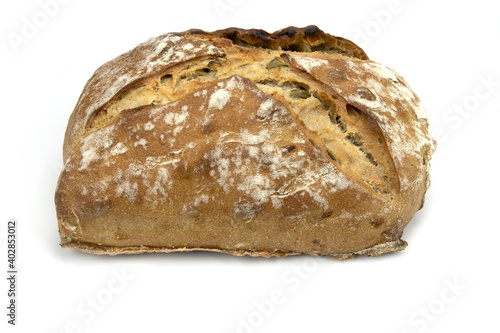 miche de pain aux céréales isolée sur un fond blanc