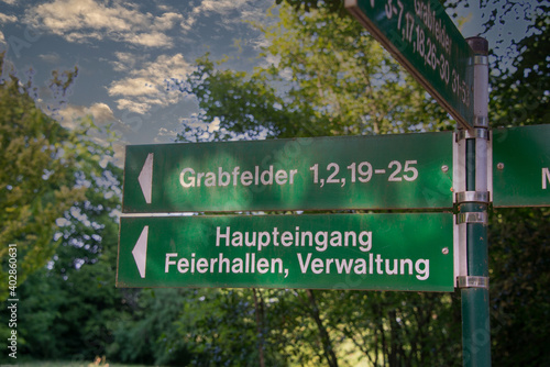 Wegweiser auf einem Friedhof