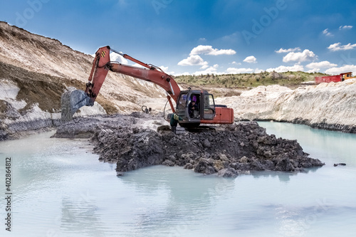 Cuadro en lienzo Extraction of refractory clay