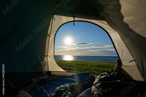 Ausblick aus Zelt auf das Meer