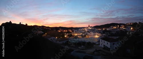 Atardecer de otoño en Sanlúcar de Guadiana y Alcoutim, frontera entre España y Portugal. Pequeños pueblos iluminados por la noche.
