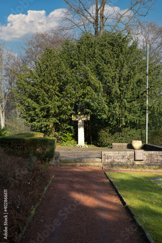 Großes Steinkreuz als Mittelpunkt eines Friedhofs