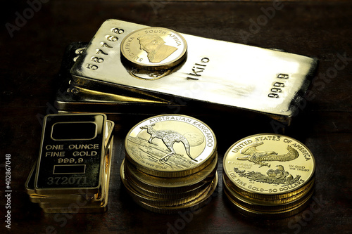 Papier peint gold ingots an various bullion coins on wooden background