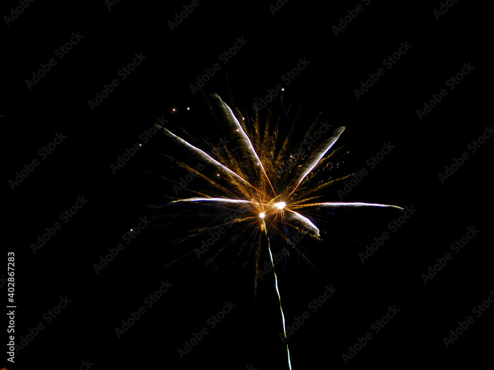 Obraz premium Feuerwerk in der Silvesternacht von 2020 auf 2021