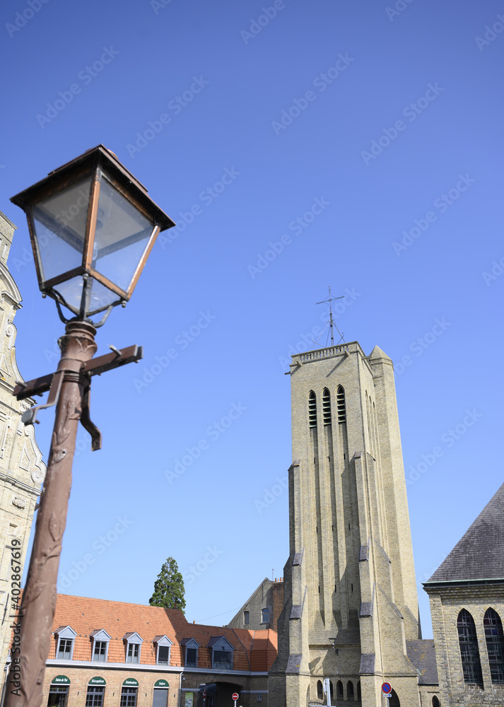 Obraz premium L'église catholique saint Martin avec un lampadaire à Bergues.