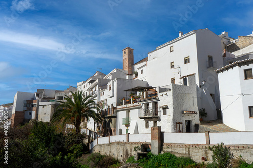 paseo por las blancas calles del municipio de Salares en la provincia de Málaga, Andalucía