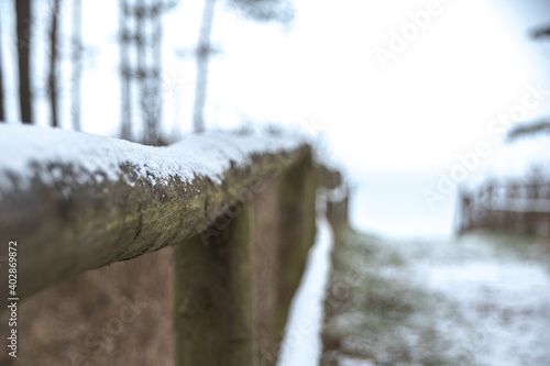 Fototapeta Naklejka Na Ścianę i Meble -  Drewniana poręcz w zimie