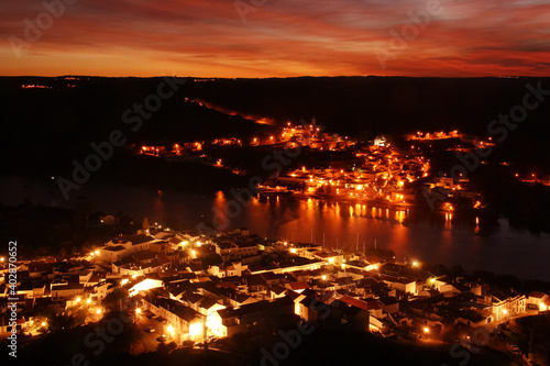 Atardecer de otoño en Sanlúcar de Guadiana y Alcoutim, frontera entre España y Portugal. Pequeños pueblos iluminados al anochecer.