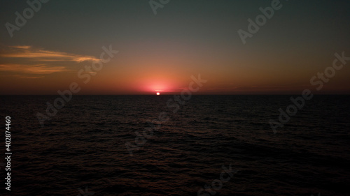 Atardecer y sus bellos colores en medio del Oc  ano Pac  fico  mostrando el momento exacto en el que el Sol se esconde por el horizonte.