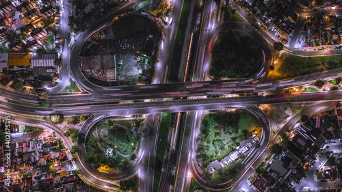 Fotografía aérea de la vialidad en la CDMX, mostrando sus formas al recorrer de los automóviles.