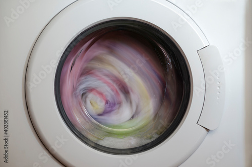 Washing machine door with rotating garments inside