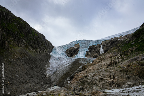 Buerbreen glacier with rocks around it © Fridimedia
