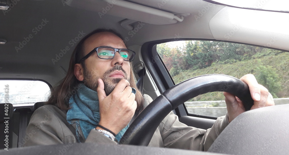 Uomo alla guida della propria automobile Uomo alla guida della propria automobile
