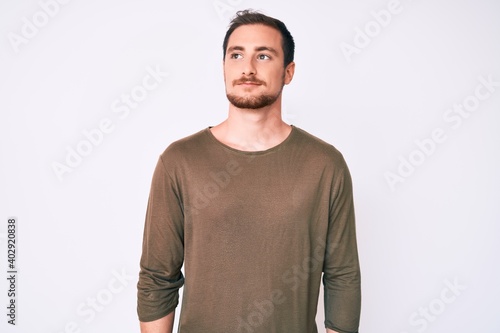 Young handsome man wearing casual clothes smiling looking to the side and staring away thinking. © Krakenimages.com