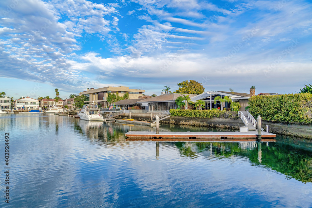 Fototapeta premium Serene seaside scenery at a neighborhood in Huntington Beach on a cloudy day