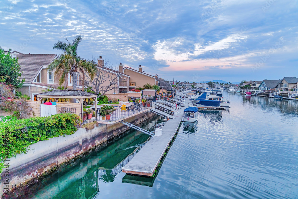 Houses overlooking the picturesque sea with docks and boats in Huntington Beach