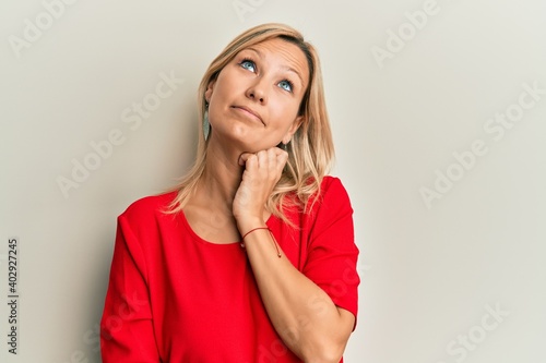 Obraz na plátně Middle age caucasian woman wearing casual clothes thinking concentrated about do