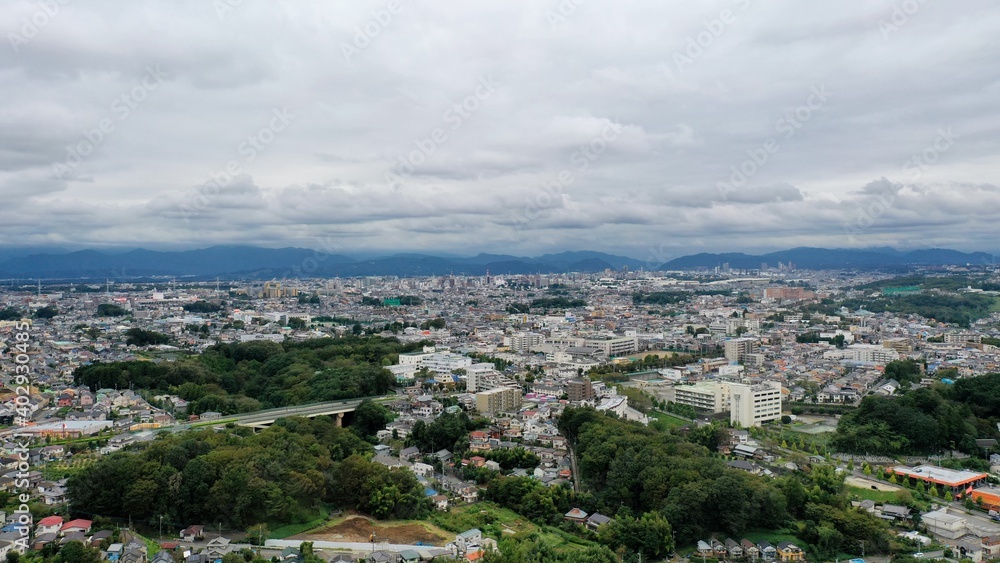 Obraz premium 日本の郊外の景色、ドローンで上空から撮影 団地、森、林、空