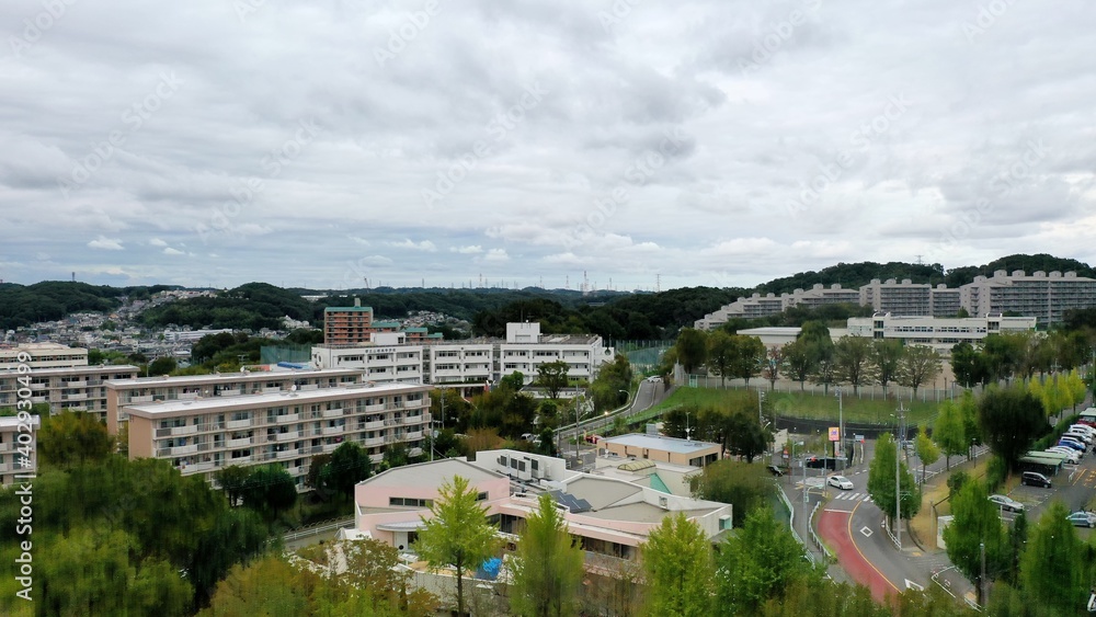 日本の郊外の景色、ドローンで上空から撮影
団地、森、林、空 日本の郊外の景色、ドローンで上空から撮影
団地、森、林、空