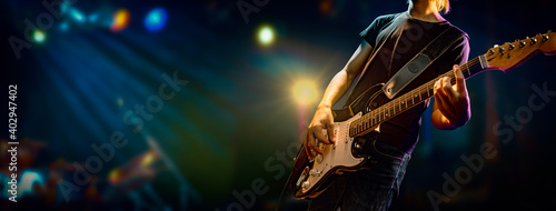 ステージ上のロックギタリストのイメージビジュアル