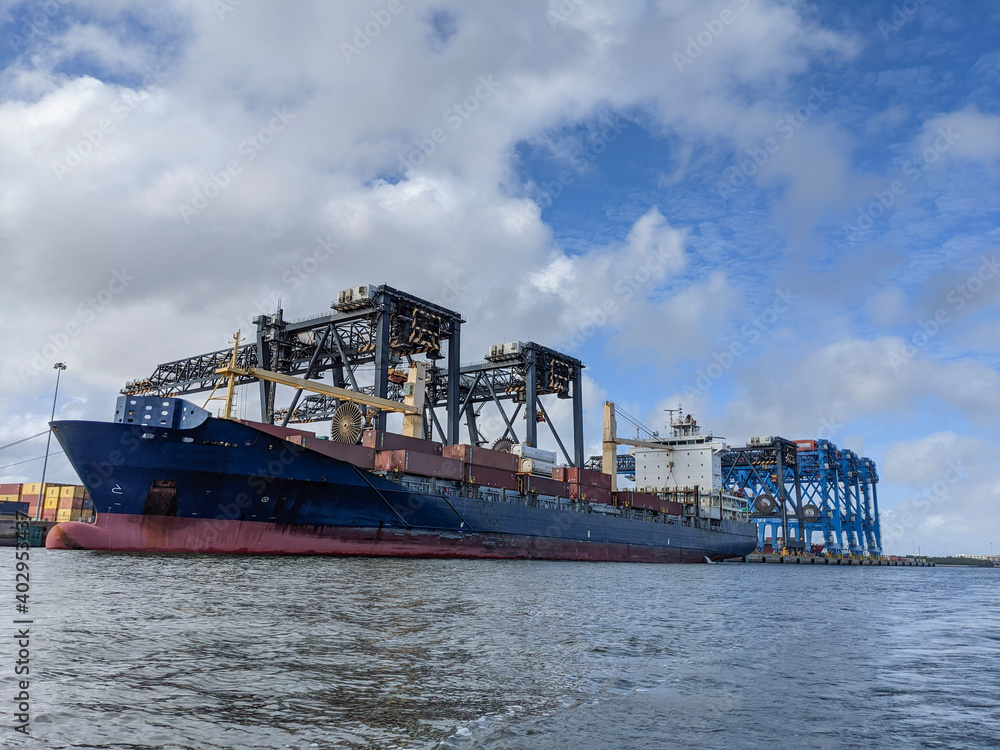 Naklejka premium A Big Container Ship with Big Cranes, 大きなコンテナ船と大きなクレーン