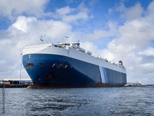 Huge Cargo Ship in a Port, 巨大なカーゴ船が停泊中