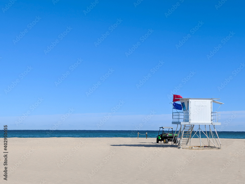 Life Guard Tower on White Sand Beach, 白浜にあるライフガードタワー