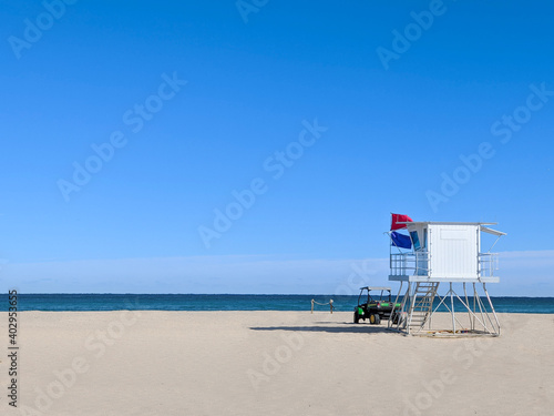 Fototapeta Naklejka Na Ścianę i Meble -  Life Guard Tower on White Sand Beach, 白浜にあるライフガードタワー