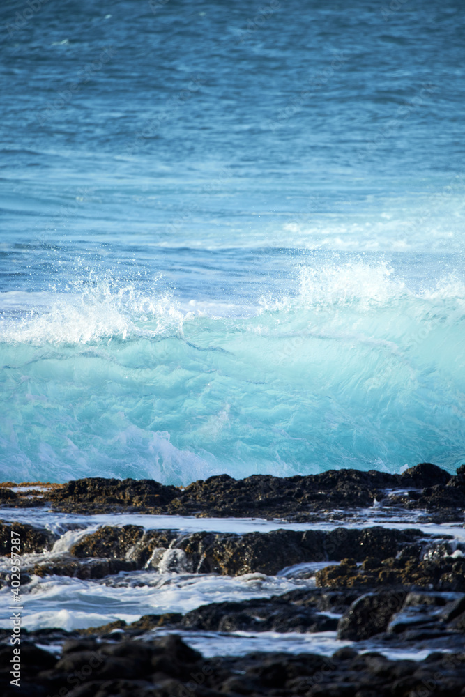 Fototapeta premium Blue waves braking by rocks 