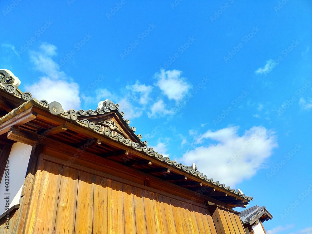 Obraz premium 昼間の武家屋敷と青空の風景