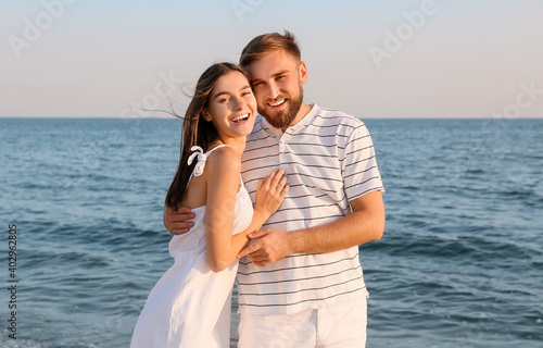 Happy young couple on sea b...