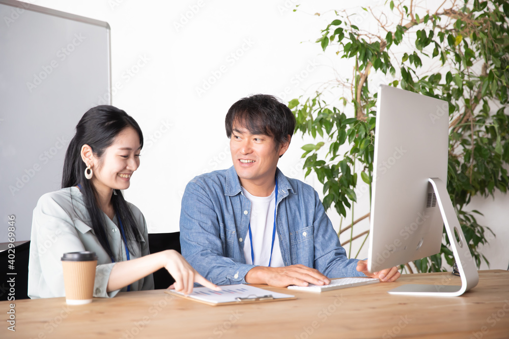 オフィスでミーティングする男女の会社員

