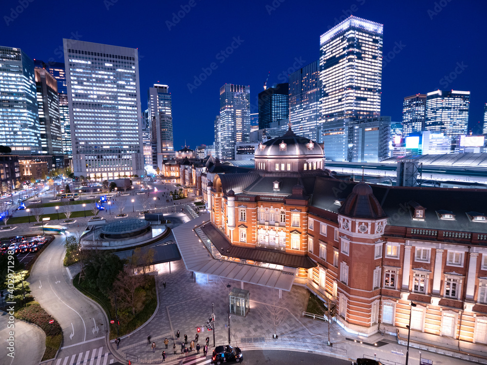 夕暮れの東京駅と丸の内駅前広場。2020年12月、東京都千代田区にて撮影。