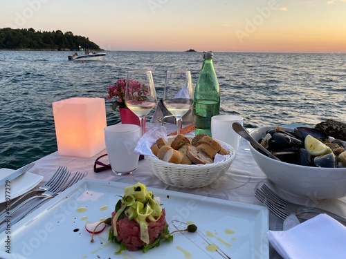Kroatien Adria Mittelmeer bei Sonnenuntergang  - Thunfisch Tartar mit Weisswein und Wasser