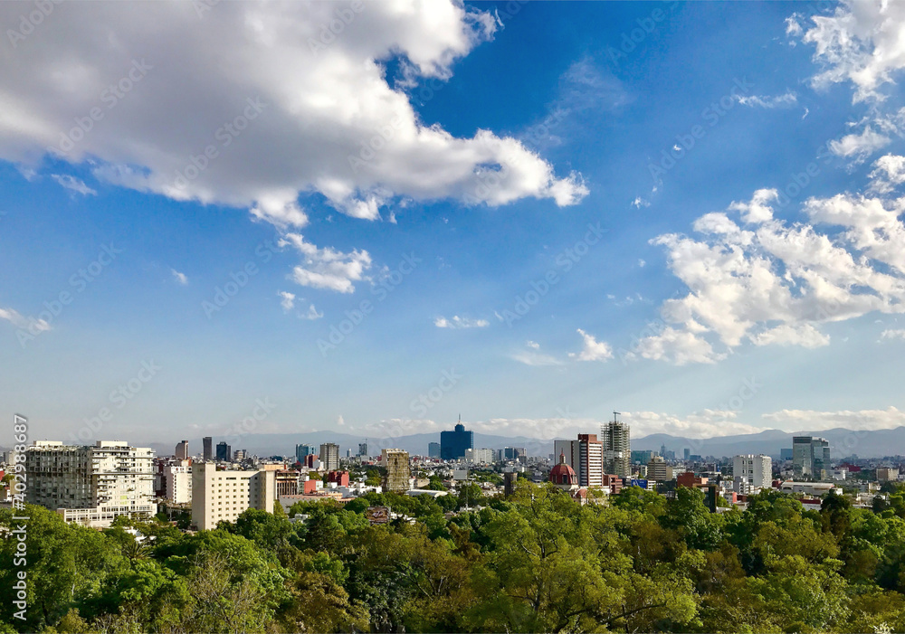 Paisaje aéreo de la ciudad de México desde el bosque con cielo azul y nubes blancas