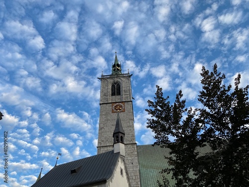 Schwaz Tirol Österreich, Pfarrkirche Kirche Kirchturm Maria Himmelfahrt mit Friedhofskapelle der hll. Michael und Veit im Herbst photo