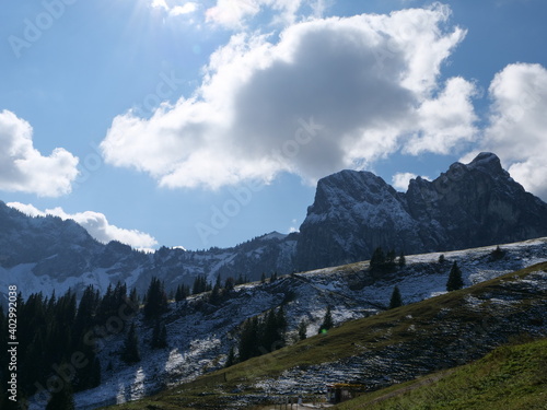 Der 1986 Meter hohe Berg Aggenstein in den bayerischen Alpen bei Pfronten in Wolken und mit Schnee