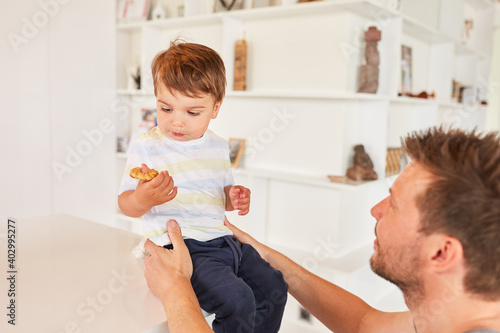 Vater und Sohn mit Keks als Konzept für Verantwortung