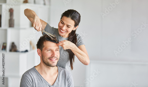 Paar beim Haare selber schneiden zu Hause photo
