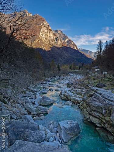Billede på lærred Autumnal late afternoon mood at the mountain stream
