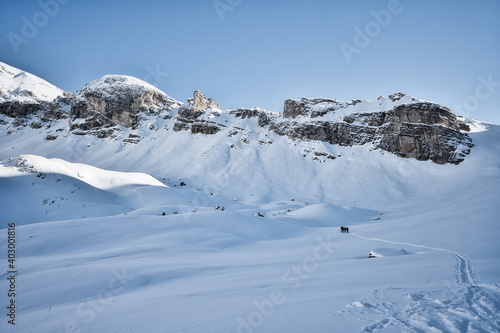 Winterliches Bergpanorama in S  dtirol